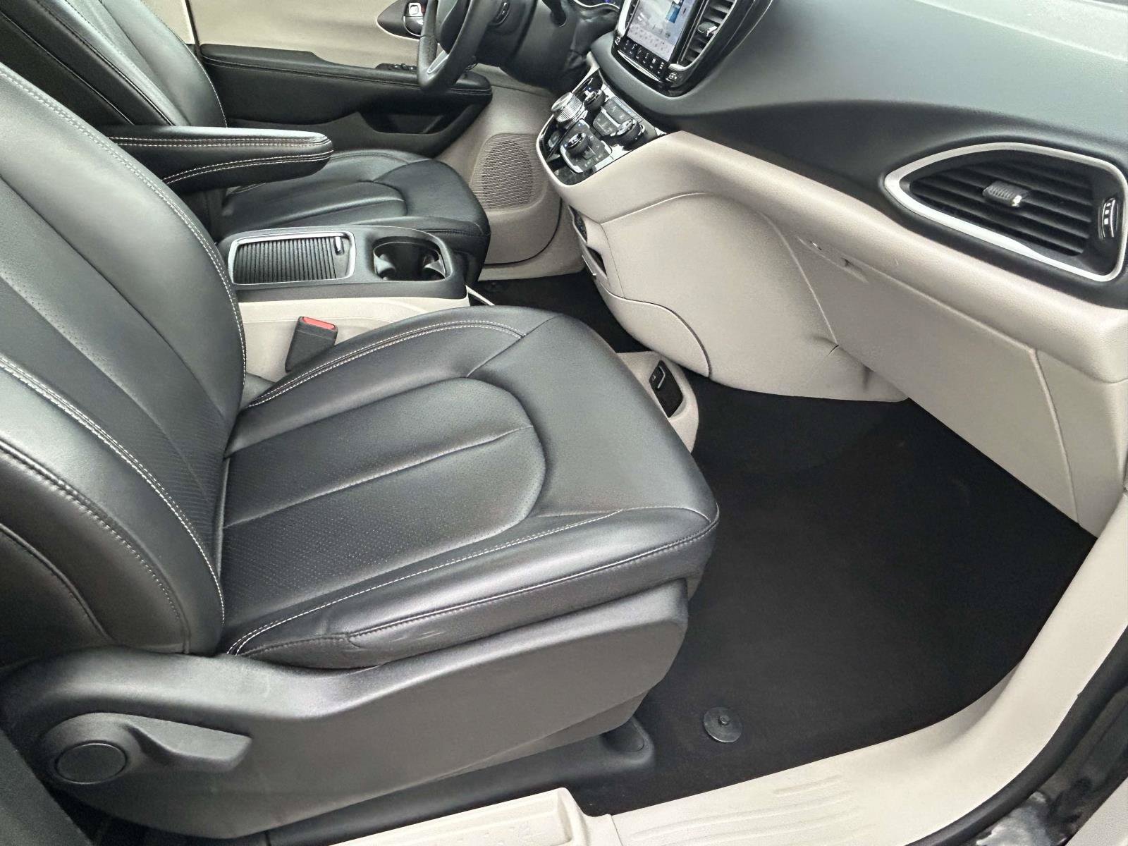 Used 2023 Chrysler Pacifica Touring-L FWD image 12