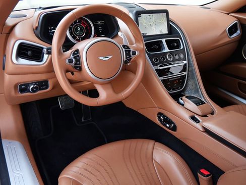 Used 2020 Aston Martin DB11 Coupe image 11