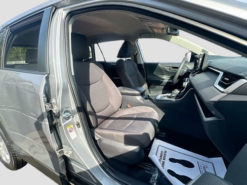 Used 2019 Toyota RAV4 LE FWD image 21