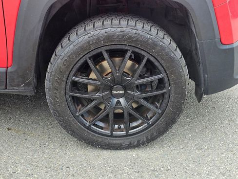Used 2016 Jeep Renegade Latitude AWD/4WD image 9