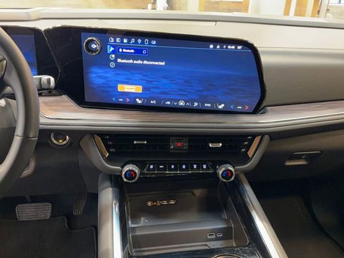 Used 2025 Chevrolet Suburban Z71 image 16