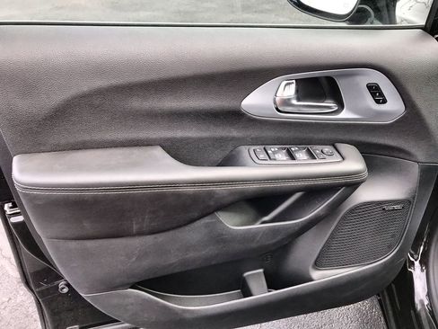 New 2026 Chrysler Pacifica Limited w/ Uconnect Theater Family Group image 13