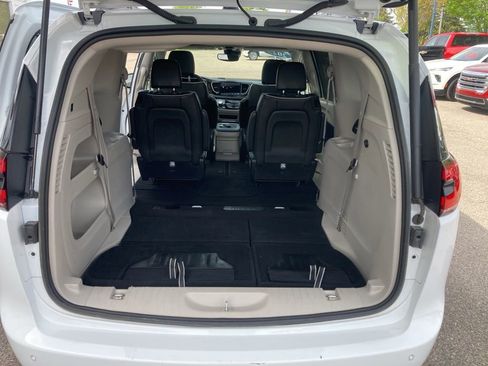 Used 2023 Chrysler Pacifica Limited FWD image 11