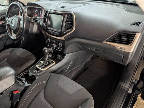 Used 2015 Jeep Cherokee Latitude w/ Cold Weather Group AWD/4WD image 22