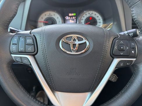 Used 2018 Toyota Sienna SE FWD image 11