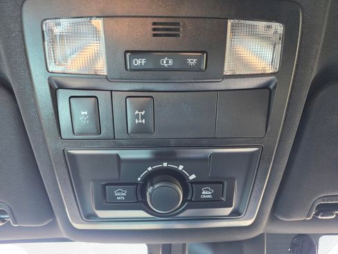 Used 2018 Toyota Tacoma TRD Off-Road w/ Technology Package AWD/4WD image 19