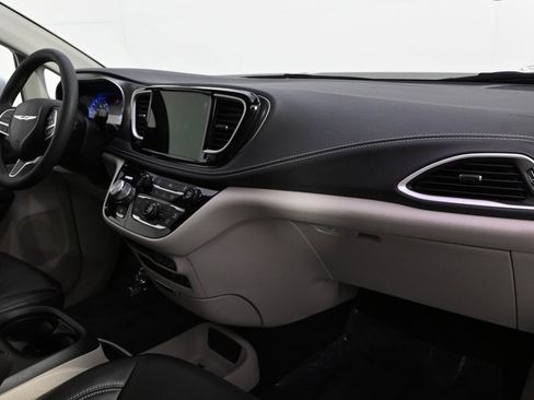 Used 2022 Chrysler Pacifica Touring-L image 14