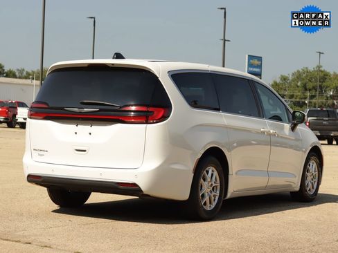 Used 2023 Chrysler Pacifica Touring-L FWD image 7
