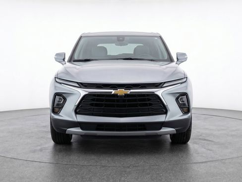 Used 2025 Chevrolet Blazer LT image 2