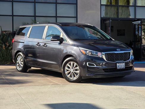 Used 2019 Kia Sedona LX image 3