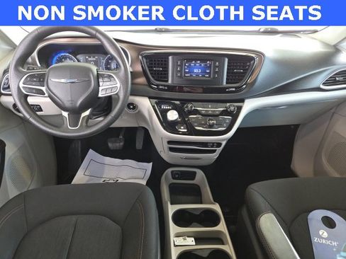 Used 2017 Chrysler Pacifica LX image 2
