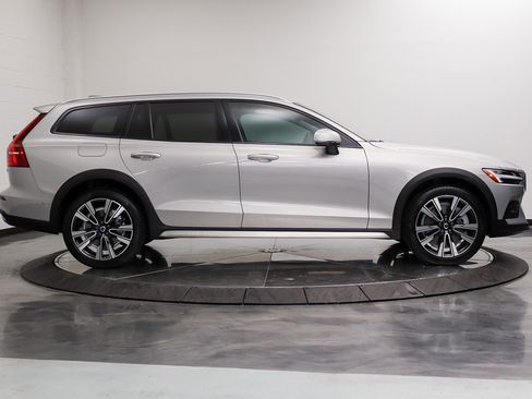 Used 2025 Volvo V60 B5 Cross Country Ultra w/ Protection Package Premier AWD/4WD image 6