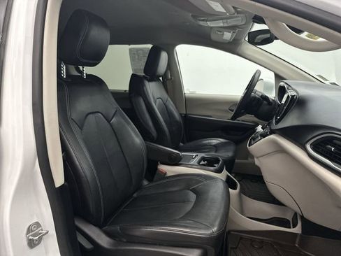 Used 2022 Chrysler Pacifica Touring-L image 29