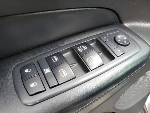 Used 2018 Jeep Grand Cherokee Altitude RWD image 13