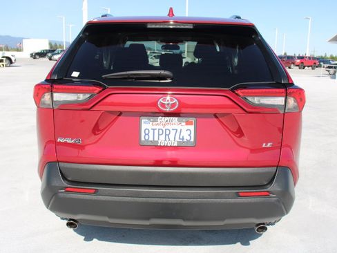 Used 2021 Toyota RAV4 LE FWD image 4