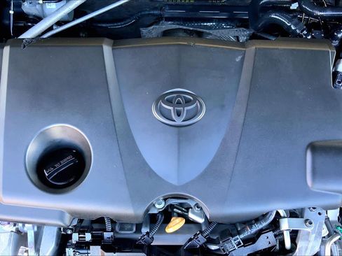 Used 2018 Toyota Camry SE w/ Convenience Package FWD image 32