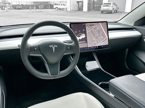 Used 2020 Tesla Model 3 Standard Range Plus image 16