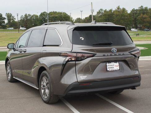 Used 2024 Toyota Sienna LE image 16