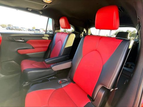 Used 2023 Toyota Highlander L image 32