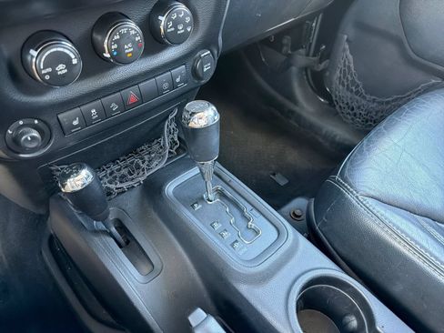 Used 2013 Jeep Wrangler Unlimited Sahara w/ Connectivity Group AWD/4WD image 30