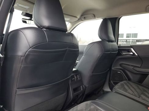 Used 2025 Mitsubishi Outlander SE image 13