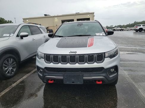 Used 2025 Jeep Compass Trailhawk AWD/4WD image 2