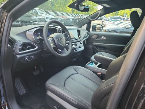New 2026 Chrysler Pacifica Select image 3