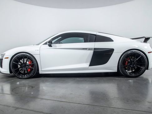 Used 2018 Audi R8 V10 w/ Premium Package RWD image 6