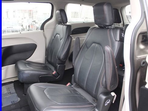 Used 2018 Chrysler Pacifica Touring-L Plus image 24
