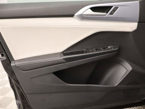 Certified 2025 Volkswagen Taos SE w/ Panoramic Sunroof Package image 17