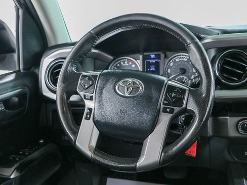 Used 2017 Toyota Tacoma SR5 AWD/4WD image 12
