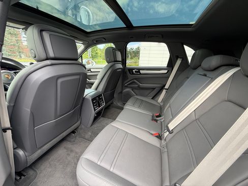 Used 2023 Porsche Cayenne Platinum Edition AWD/4WD image 26