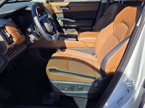 Used 2025 Nissan Pathfinder Platinum w/ Cargo Package image 5