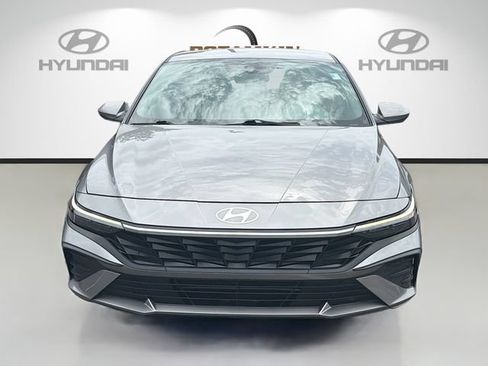 Used 2024 Hyundai Elantra SE FWD image 2