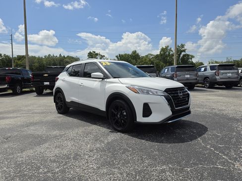 Used 2023 Nissan Kicks SV FWD image 1
