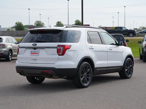 Used 2017 Ford Explorer XLT w/ Equipment Group 202A FWD image 3