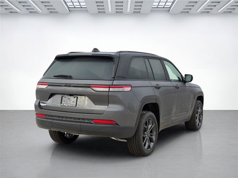 New 2025 Jeep Grand Cherokee Limited image 3