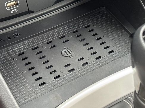 Certified 2023 Hyundai Venue Limited FWD image 18
