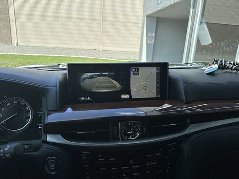 Used 2021 Lexus LX 570 4WD w/ Luxury Package image 18