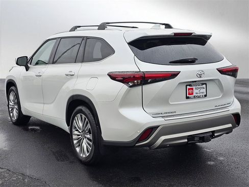 Used 2025 Toyota Highlander Platinum image 3