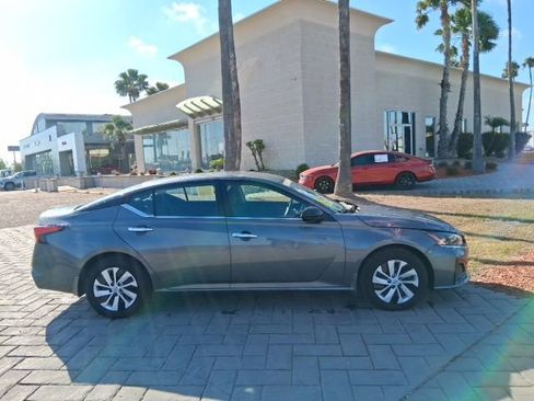 Used 2025 Nissan Altima 2.5 S FWD image 3