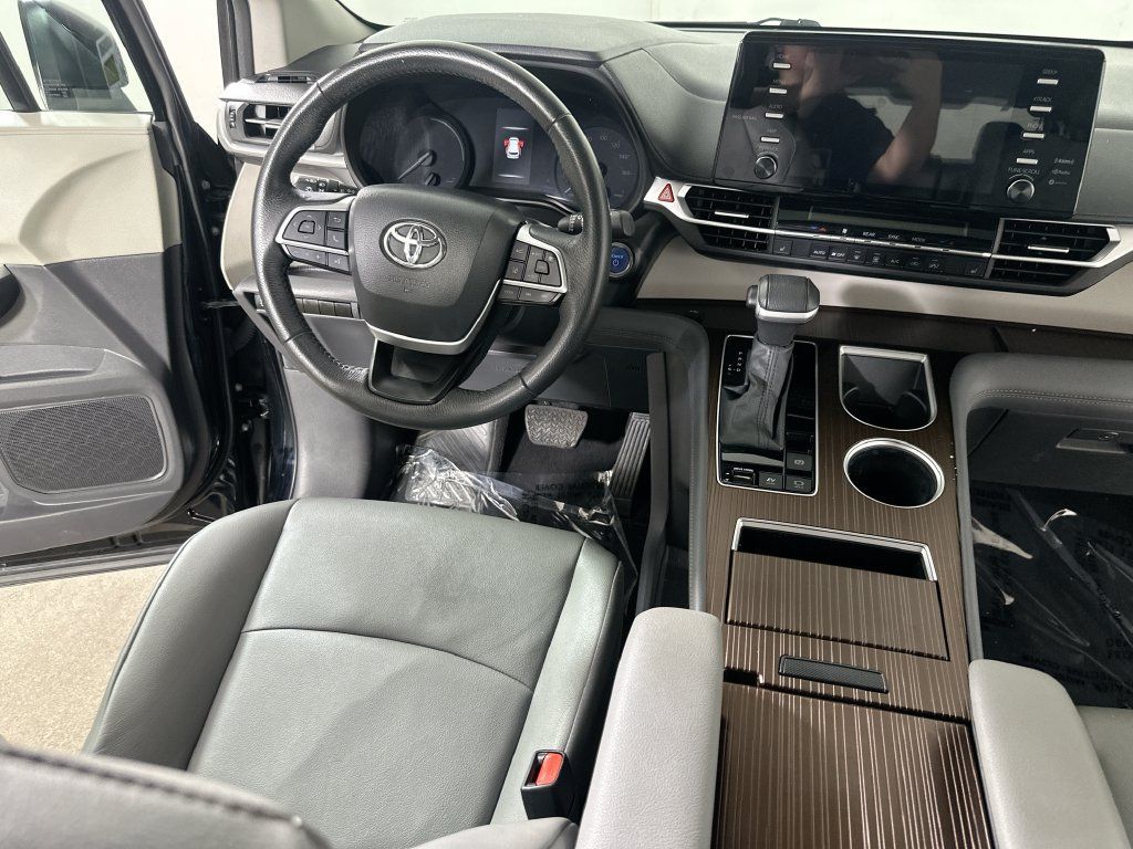 Used 2024 Toyota Sienna XLE FWD image 20