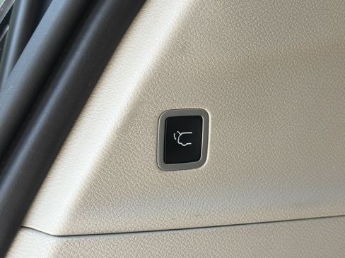 Used 2024 Chrysler Pacifica Touring-L FWD image 28