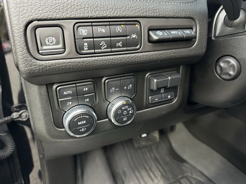 Used 2023 GMC Yukon Denali w/ Denali Reserve Package image 19