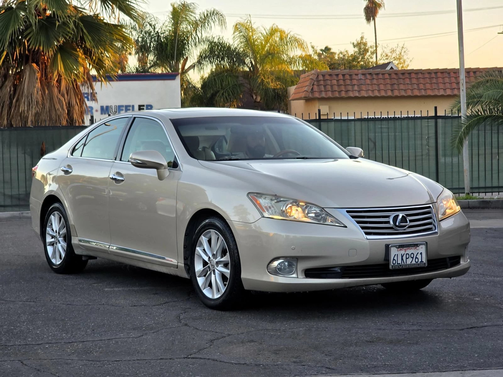 Used 2010 Lexus ES 350 w/ Preferred Accessory Package FWD image 2