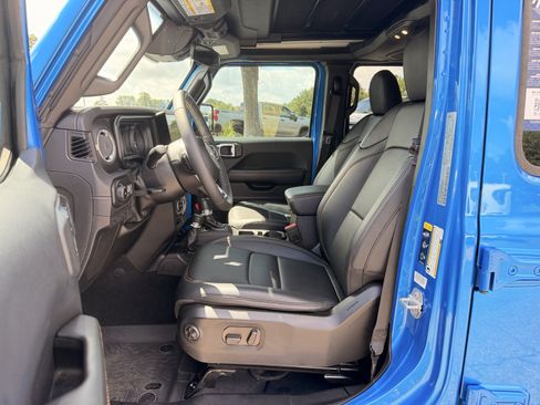 Used 2025 Jeep Wrangler Unlimited Sahara AWD/4WD image 14