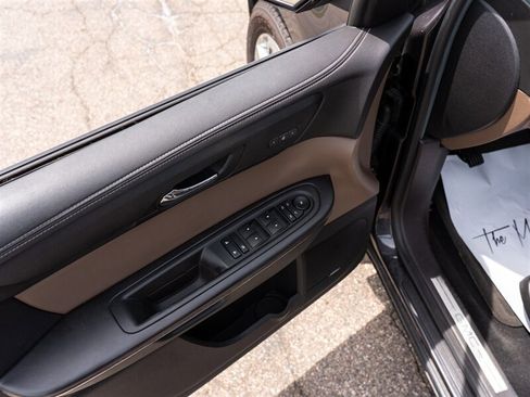 Used 2017 GMC Acadia Limited SLT AWD/4WD image 16