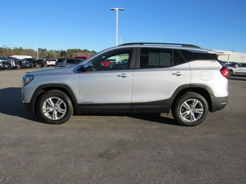 Used 2021 GMC Terrain SLE w/ Driver Convenience Package image 3