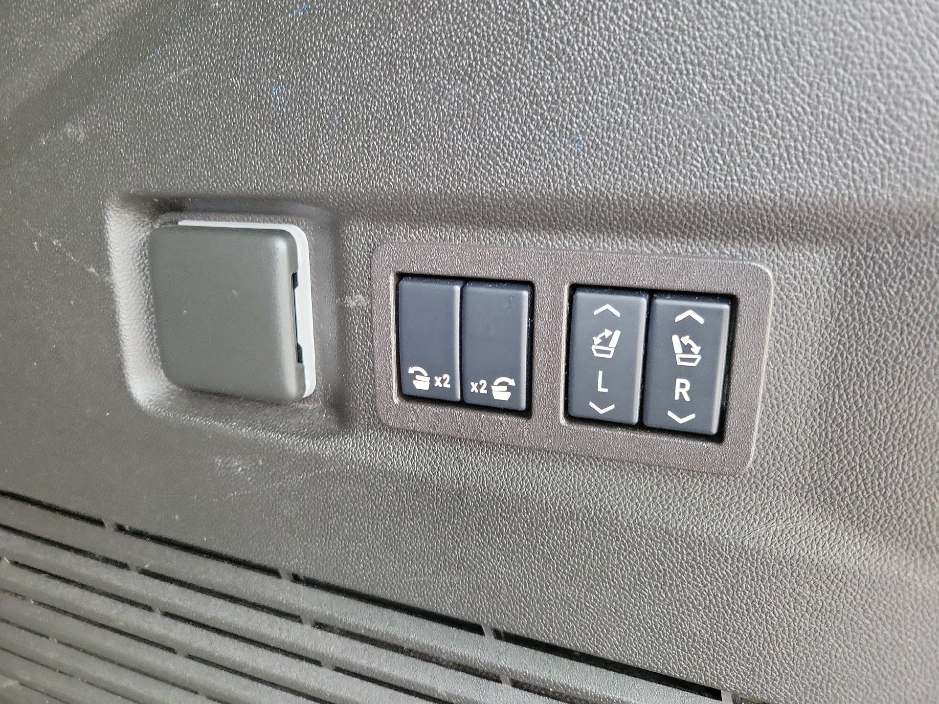 Used 2024 GMC Yukon AT4 AWD/4WD image 14