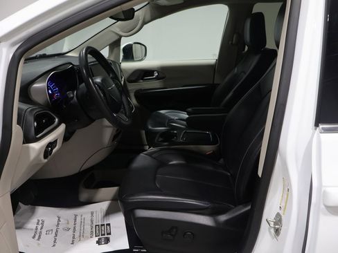 Used 2023 Chrysler Pacifica Touring-L image 11